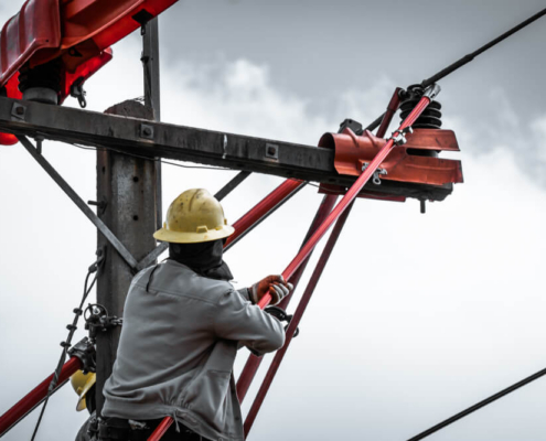 What Should Linemen Do When Safety Equipment Fails During Work?