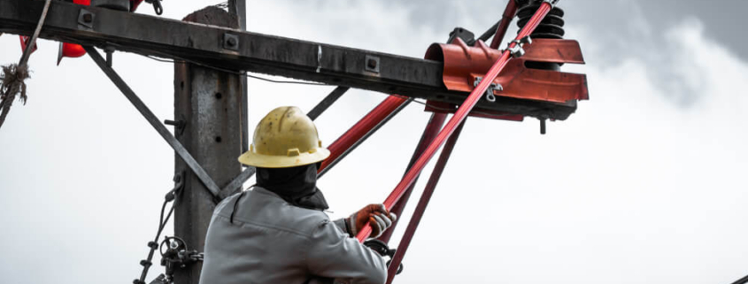 What Should Linemen Do When Safety Equipment Fails During Work?